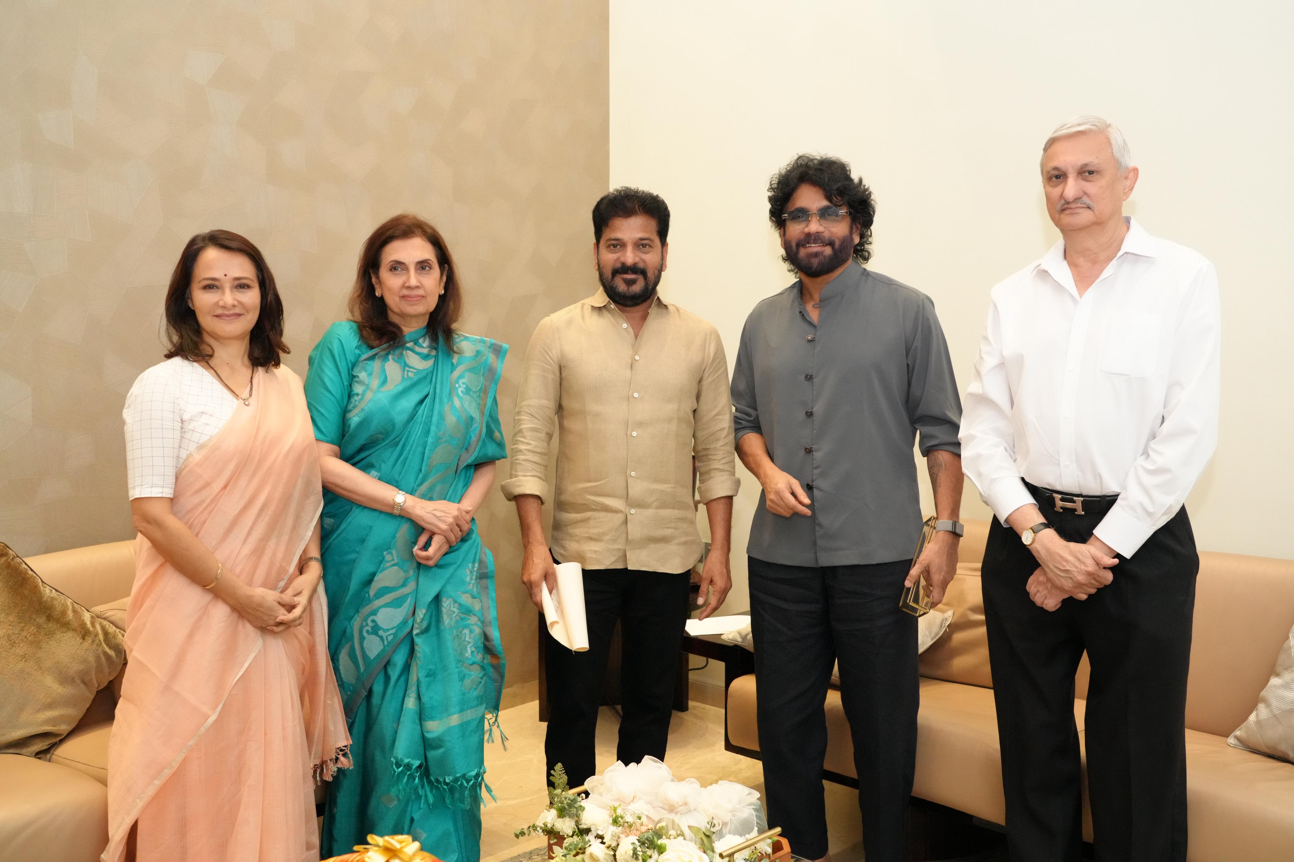 సీఎం రేవంత్‌ రెడ్డితో హీరో నాగార్జున భేటీ